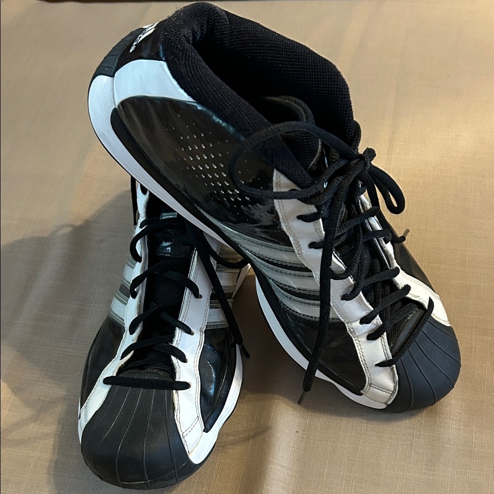 EUC Adidas Black and White Sneakers